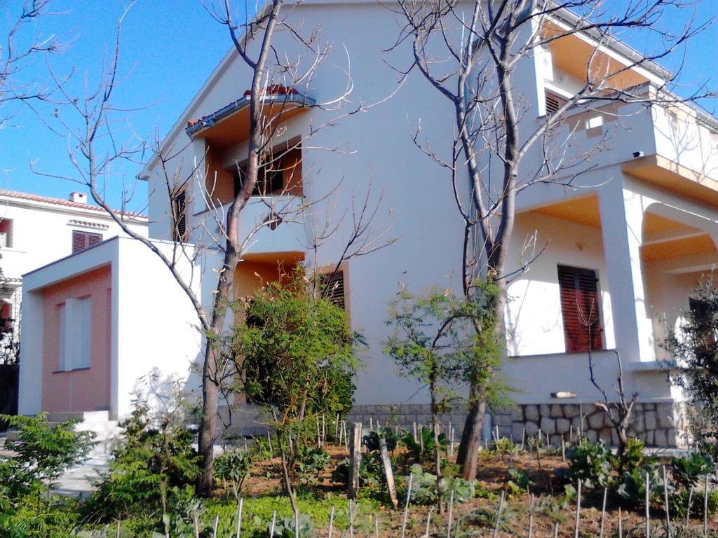 Apartments Kresimir Beauty With Shadow Trees And Parking Place Pag Town Zimmer foto