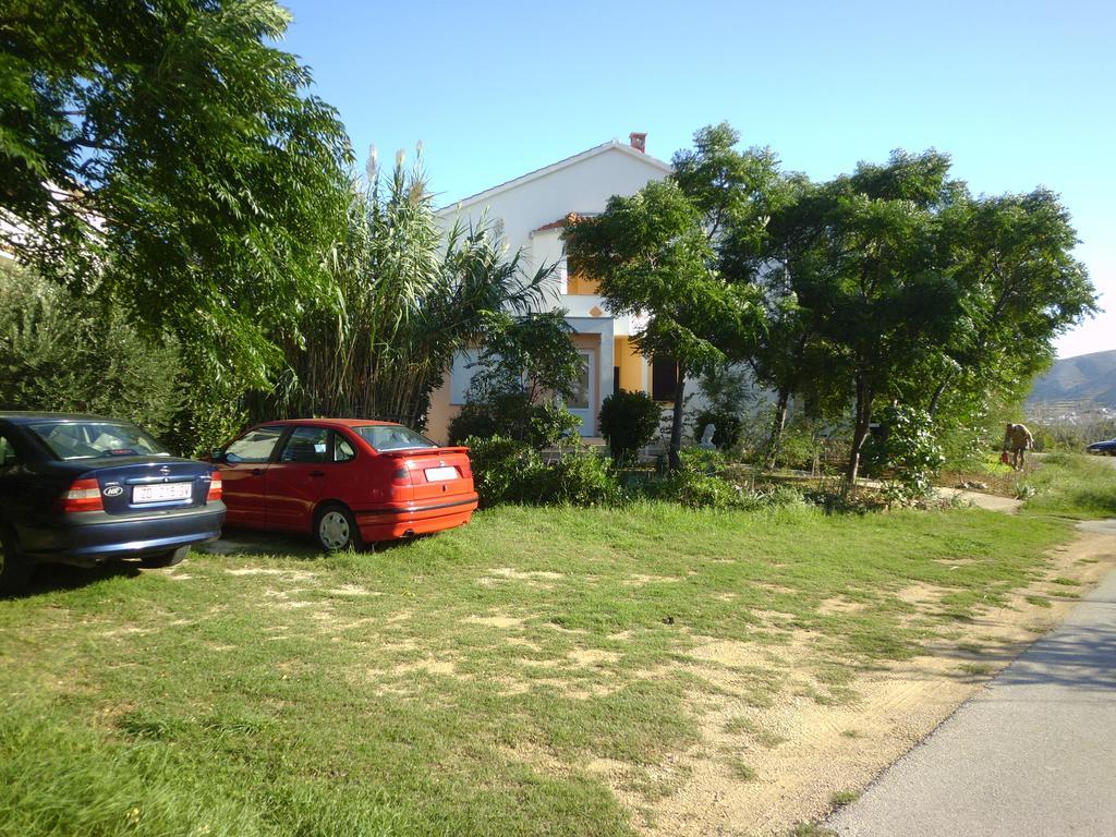 Apartments Kresimir Beauty With Shadow Trees And Parking Place Pag Town Exterior foto