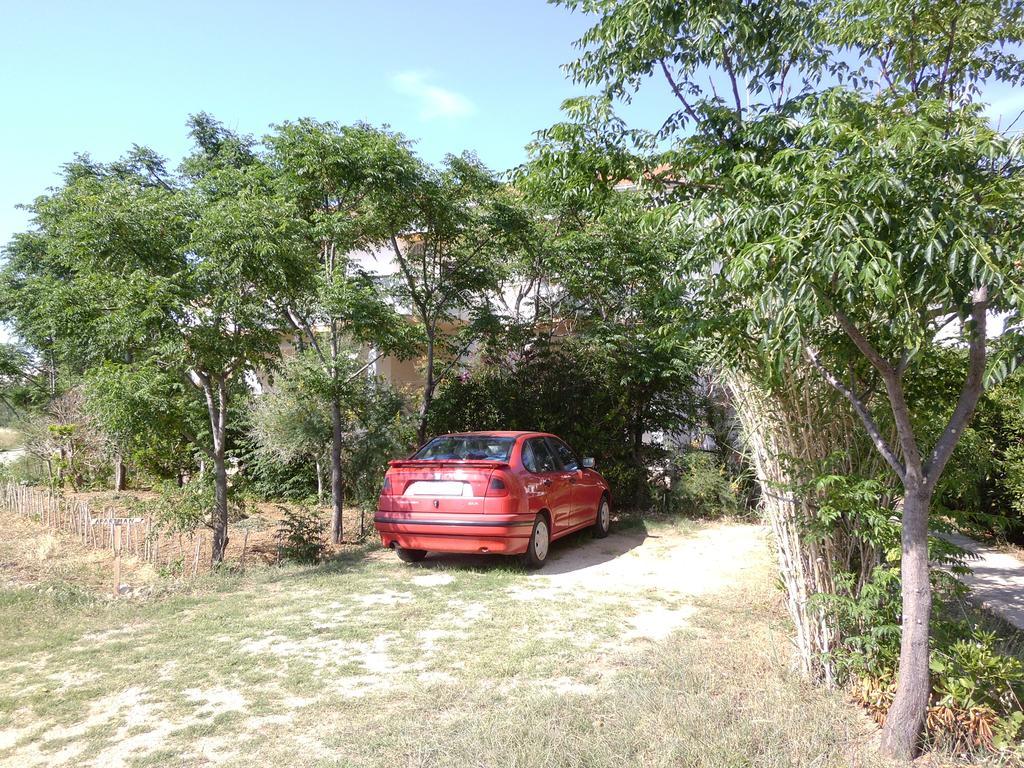 Apartments Kresimir Beauty With Shadow Trees And Parking Place Pag Town Zimmer foto